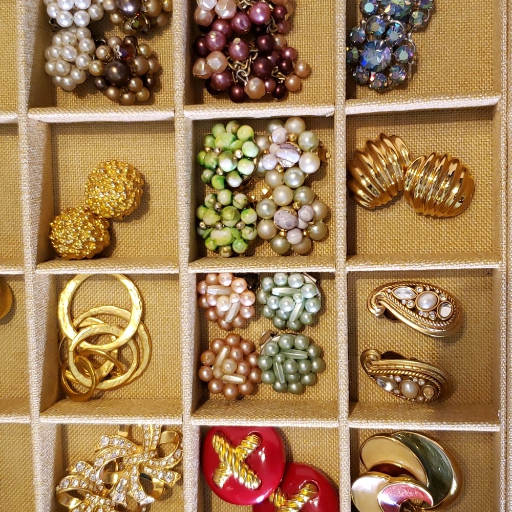 New to Lives Like to get notified Jewelry show Bracelets Earrings Brooches - Picture 6 of 7